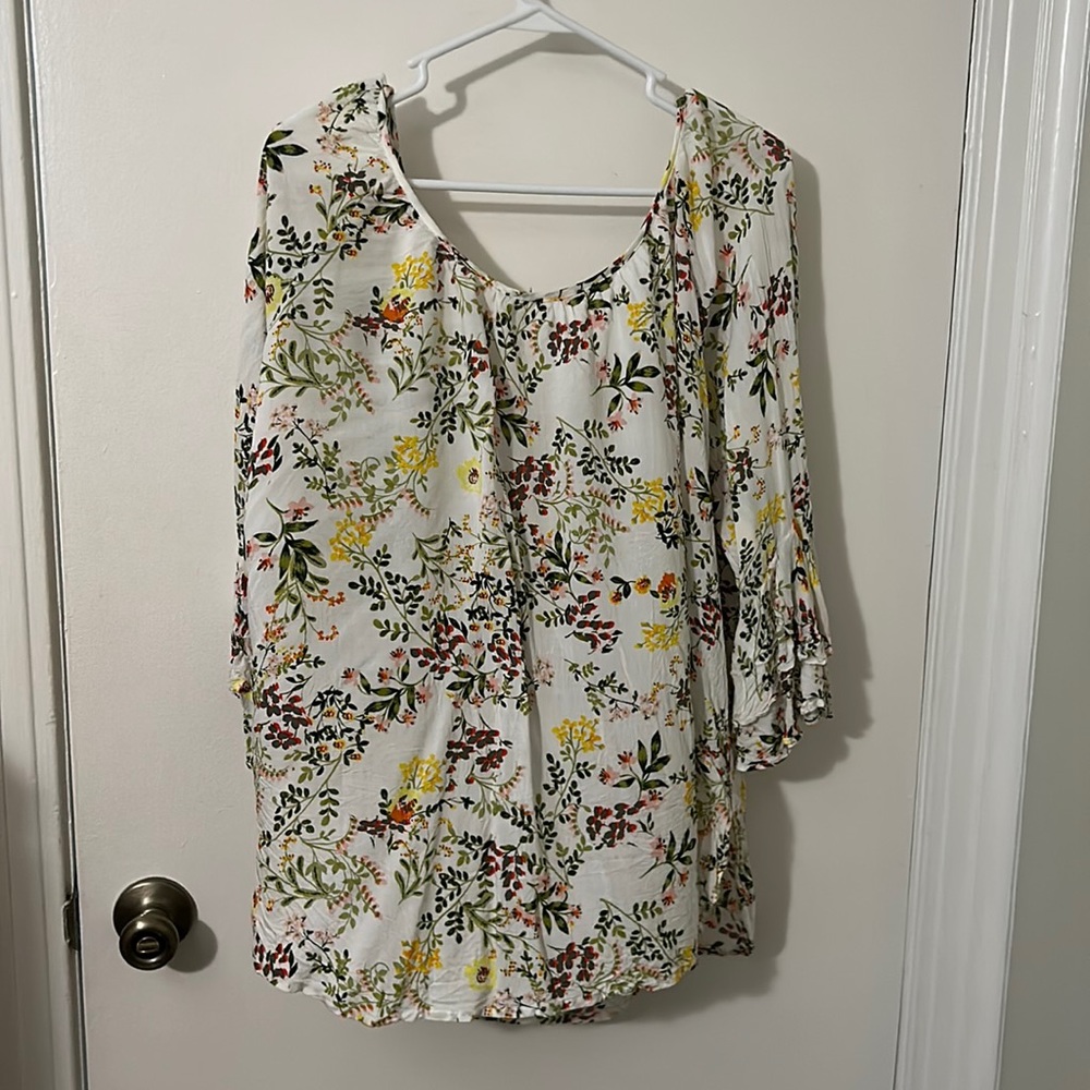 Floral blouse w/ keyhole back